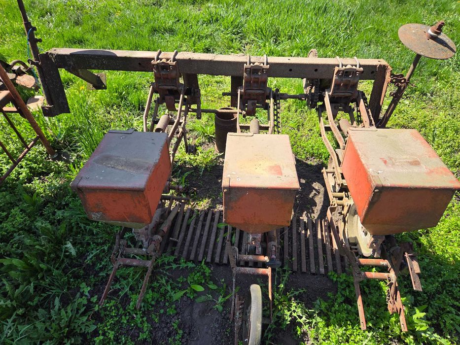 Трактор саморобний з інвентарем