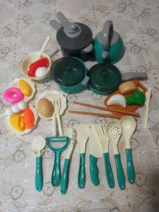 Іграшковий посуд і набір маленького стоматолога