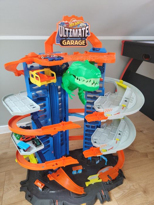 Mega garaż hot wheels TRex