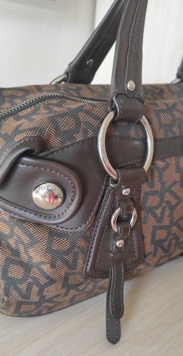 Стильная классическая сумочка с монограммой DKNY. Monogram