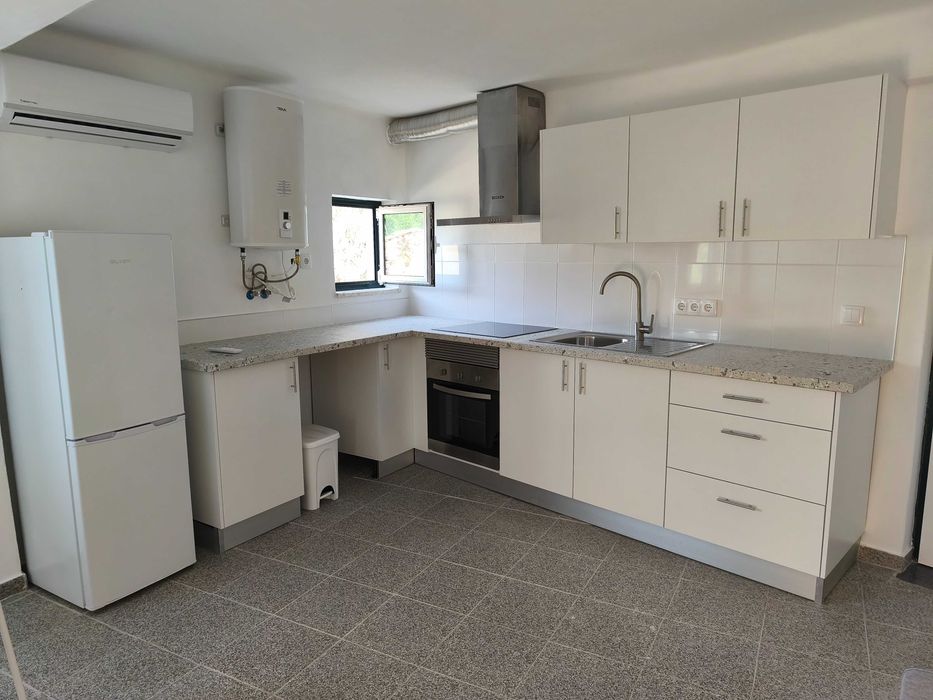 Aluga-se pequena moradia T2 mobilada – Canas de Santa Maria