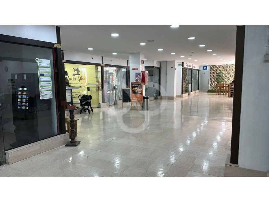Loja Escritório no Shopping Centre das Pedralvas Benfica, Lisboa