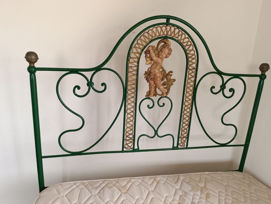 Cama de ferro muito antiga