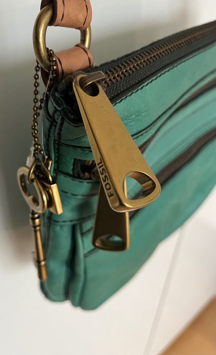 Nowa skórzana torebka damska Fossil w kolorze zielono-turkusowym.