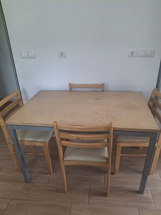 Mesa  com 3 cadeiras.