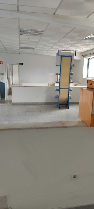 Alugo armazém 400m2 em Pataias