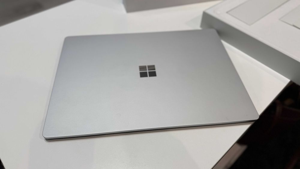 Laptop Dotykowy Microsoft Surface 2 Model 1769 8GB Ram i5-8250U 256GB