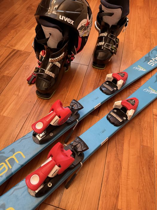 Narty Stöckli, buty Rossignol, wiązania Atomic i kask Uvex