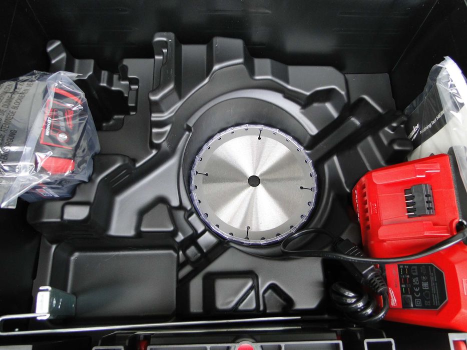 MILWAUKEE M18CCS55-502X, Pilarka tarczowa 165 mm, Zestaw, Nowa