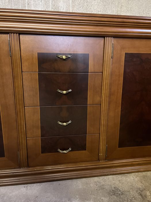 Móvel aparador em madeira maciça em muito bom estado