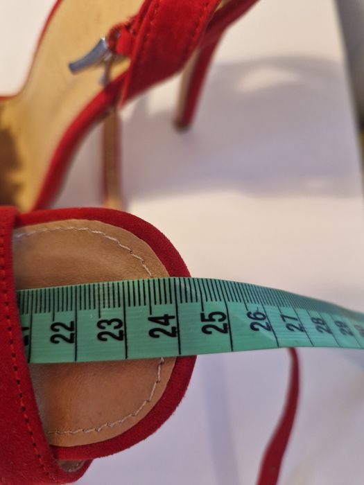 Sandałki czerwone szpilki