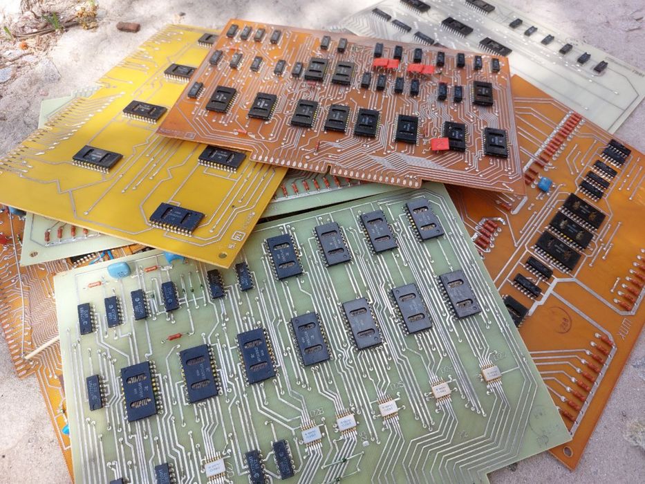 Купую Радіодеталі . Компьютерні плати . Позалочені часи та інше .