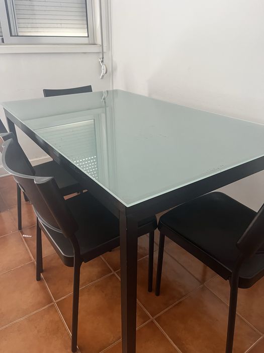 Mesa com vidro e cadeiras