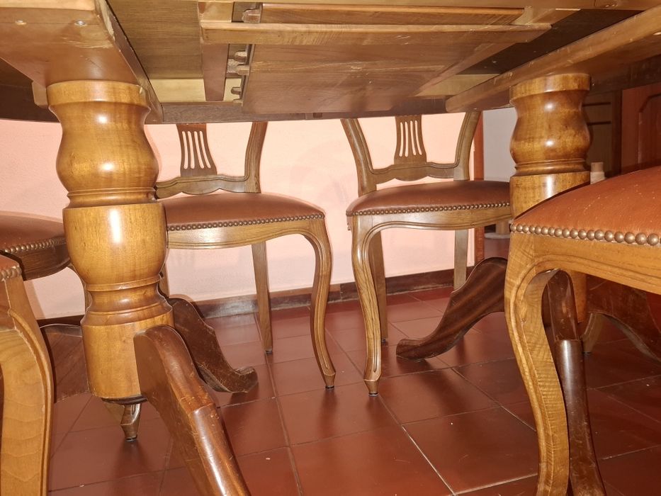 Mesa de sala de jantar com 6 cadeiras