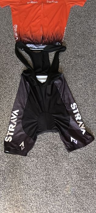 Bluza i spodenki rowerowe" Stravą"