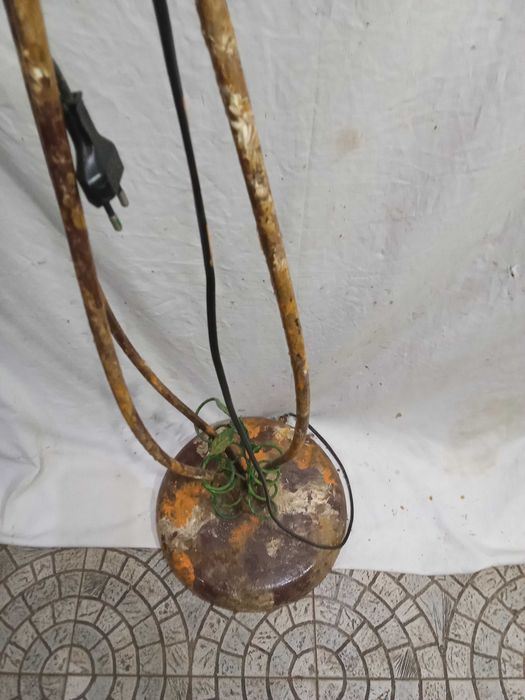 Candeeiro de sala em ferro. Três haste