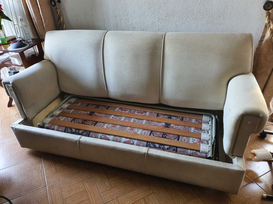 Sofa cama e Maple cor creme em bom estado