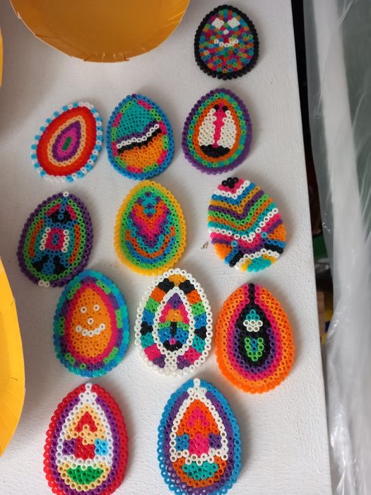 Cesto de coelhinhos de Páscoa e pratos