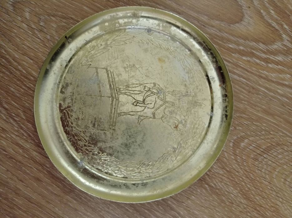 Поднос. Разнос. Таця. Таріль.