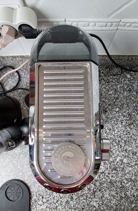 Máquina de Café Manual DELONGHI Dedica Arte EC885.BG com acessório
