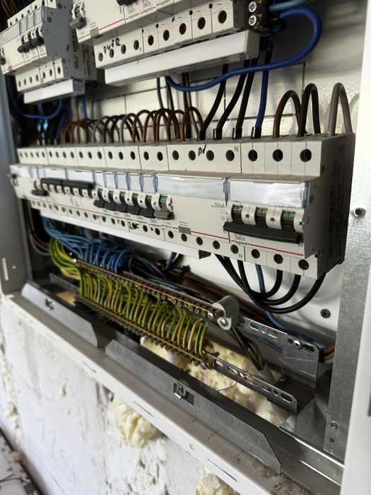 Elektryk, Uslugi Elektryczne