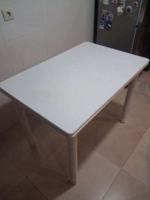 Mesa de cozinha branca