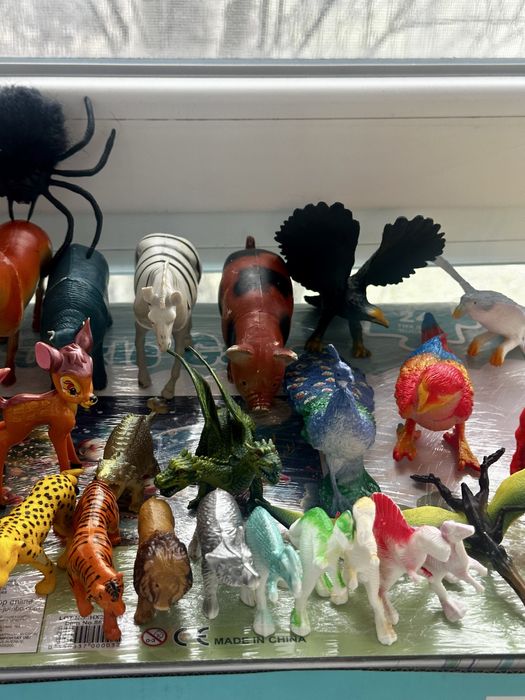 Фігурки тварин, птахів, динозаврів