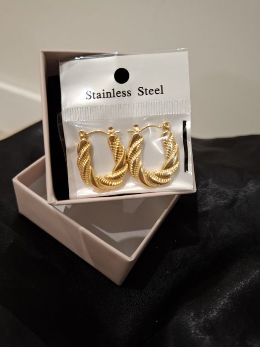 Argolas trabalhadas douradas 
Aço 
Orelha furada 
Novas