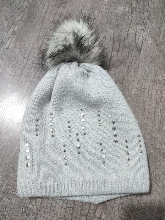 Szara czapka z pomponem