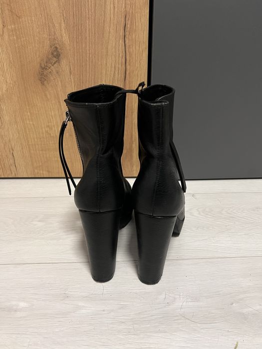 Жіночі ботильйони на каблуку