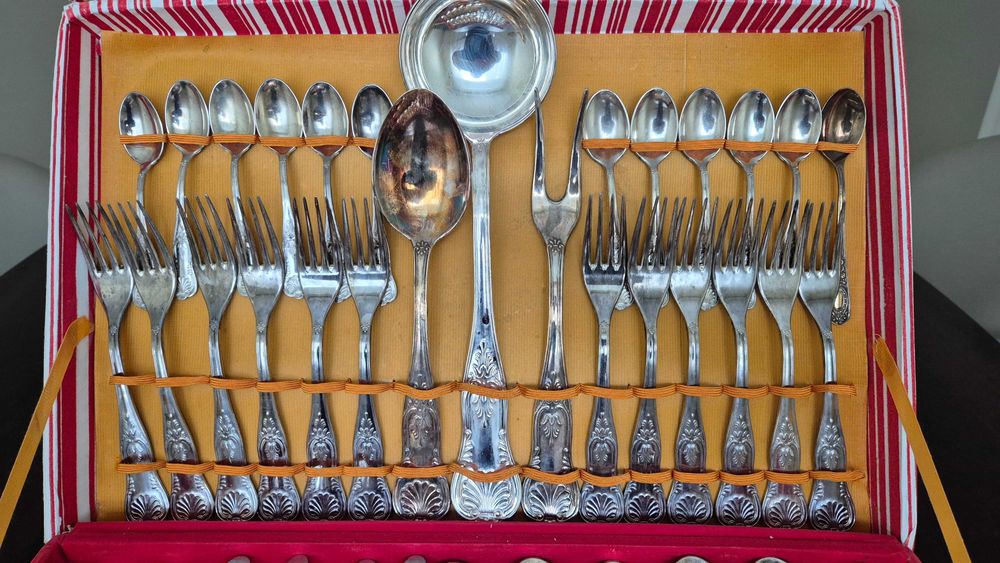 Komplet posrebrzanych sztućców na 12 osób.