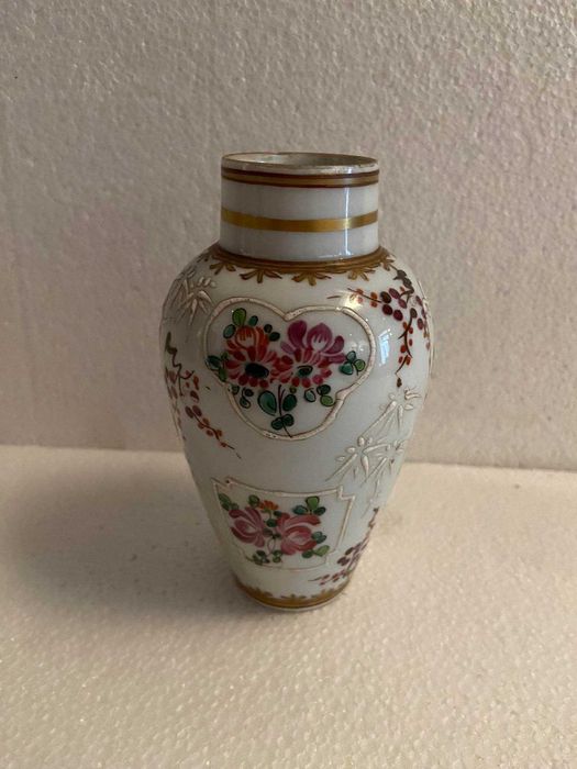 Jarra bojuda em porcelana chinesa da Comp. das Indias com brazão