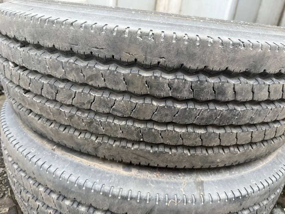 Продам шини 235 75 17.5 залишок 90 відсотків  19 рік