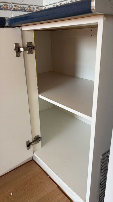 Cozinha completa com móveis, bancada e lava-loiça – Barreiro