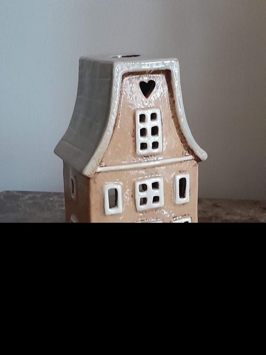 Керамічні будиночки -підсвічники,ззаду є отвір для свічки