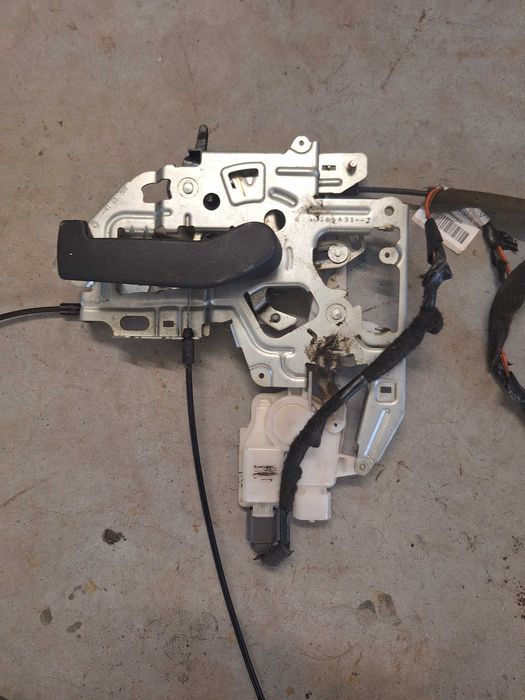 Zamek drzwi prawych przesuwnych Renault Master III