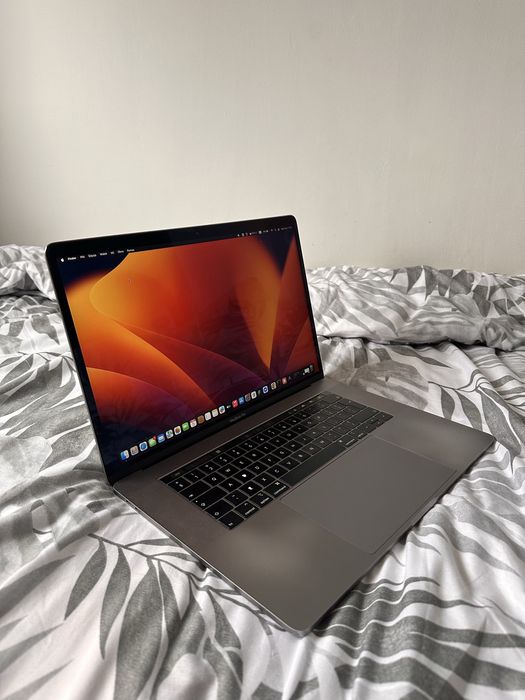 MacBook Pro 15” 2018 – i7 – 32 GB RAM – 500 GB SSD – Touch Bar
