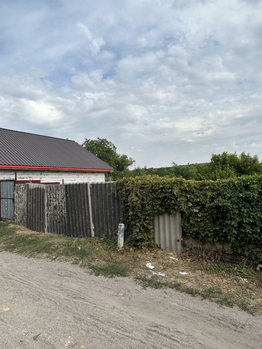 Продам земельну ділянку з комунікаціями , є дозвіл на будівництво.