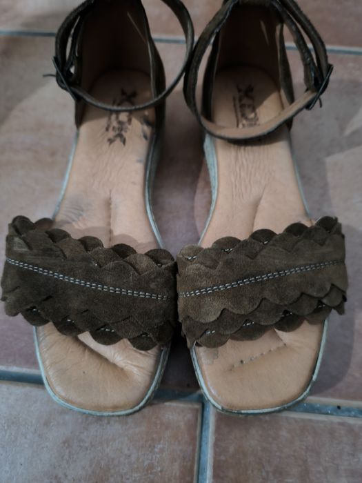 Sandálias castanhas