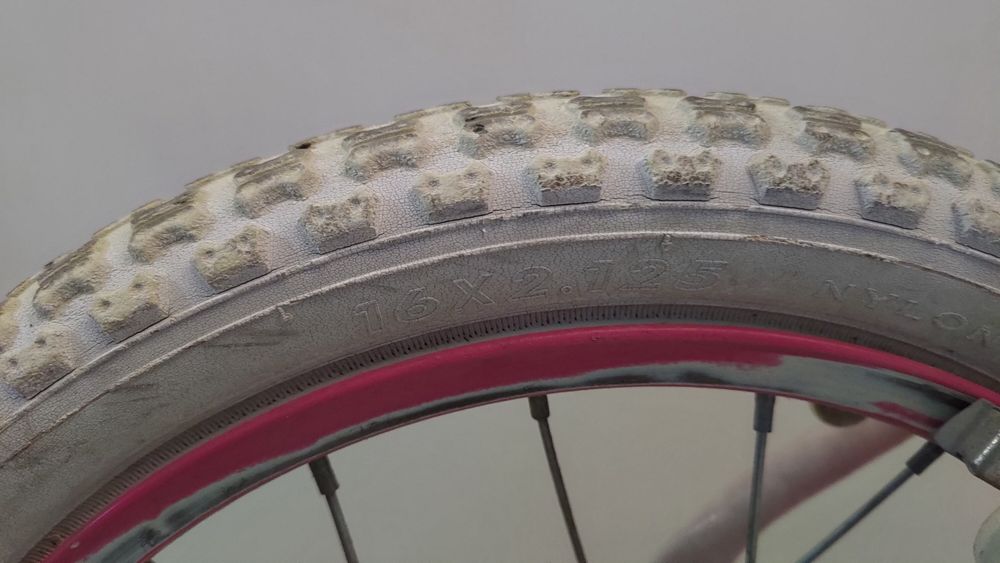 Duas bicicletas de criança com rodinhas