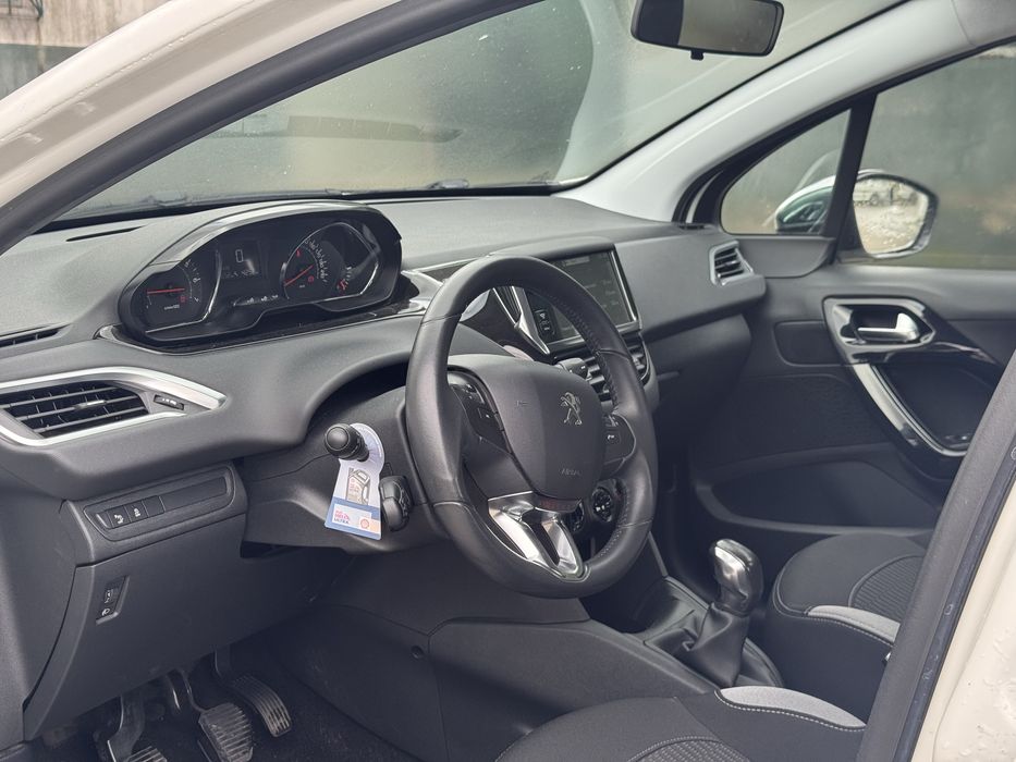 Peugeot 208 1.2 100 mil km revisao feita