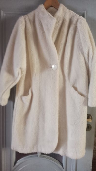 Miś, śmietankowy płaszczyk