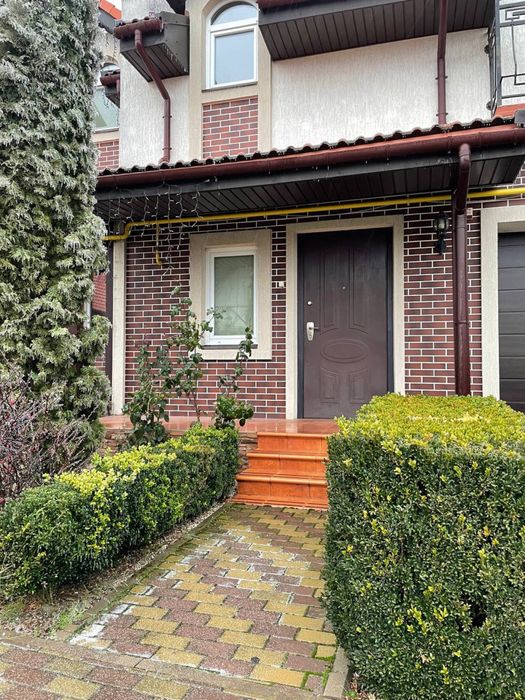 Неймовірний , великий таун хаус з гаражем.