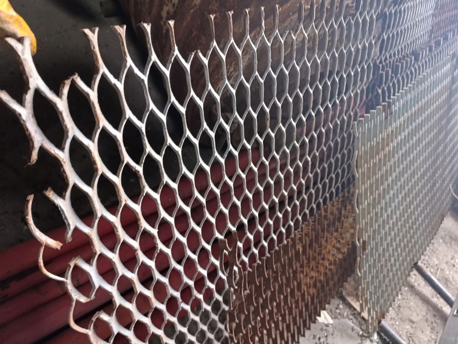 Продам сетку та проф трубу великих розмірів та товщиною 5 мм.