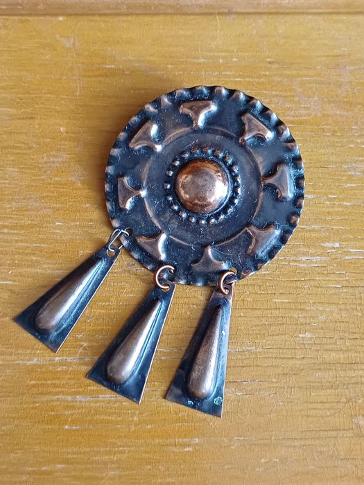 Broszka miedziana metaloplastyka cepelia prl dyndałki