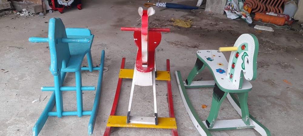 Vários cavalos de madeira