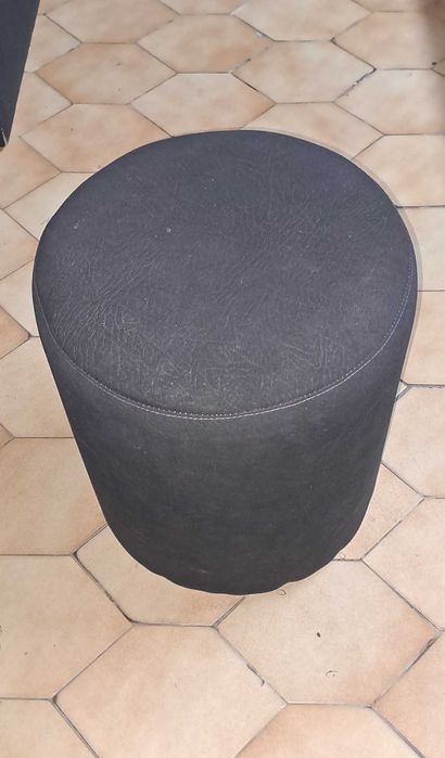 Conjunto sofás mesas e puffs