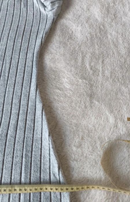 Szara prążkowana sukienka maxi z golfem