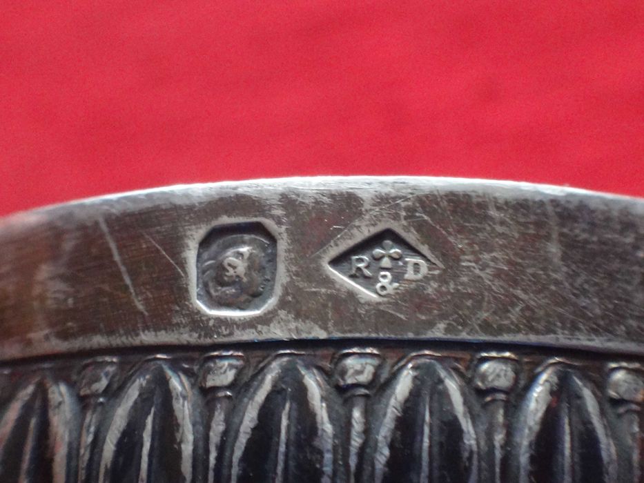 Srebrna   filiżanka