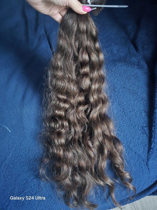 Włosy falowane z tendencją do większego skrętu
